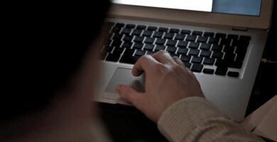 Příkaz Linux / Unix: Vysunout 20 looking over the shoulder of a man using his comp 113717356 57ebc2245f9b586c350e043a 6d429e767d9749d2bf7a74a598896ba4