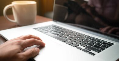 macbook in a coffee shop 5c8b91d346e0fb000177002e