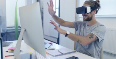 Je váš počítač připraven na virtuální realitu? 4 male computer programmer programming virtual reality simulator glasses at computer in office 956551238 5c0da2574cedfd00014fd876