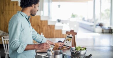 Nejlepší způsoby, jak používat iPad v kuchyni 36 man cooking using a tablet for recipes 483963425 5b5de0aa46e0fb0050baec8d