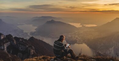 Jak číst zářivé knihy na Kindle Fire 30 man hiker solo on the mountain during golden hour 1082336256 9918d4ae7e1b4fb99de2359795aa34c7