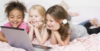 7 nejlepších webů pro dětské filmy zdarma 65 multi ethnic girls looking at laptop 80284210 5978c122845b340011a57b9b