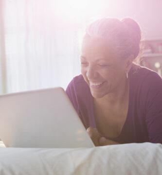 Vytváření jednoduchých dotazů v Accessu 2010 1 older hispanic woman using laptop on bed 546825877 59bdb77ac4124400106d23cd