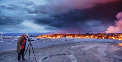 photographer filming the volcano eruption at the holuhraun fissure near the bardarbunga volcano ic 521905722 57b3b5325f9b58b5c205f945