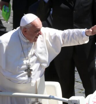 pope francis delivers urbi et orbi blessing during easter mass in st peter s square 485740869 57d398e53df78c5833492a26