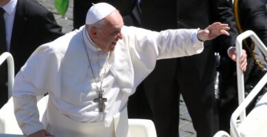 pope francis delivers urbi et orbi blessing during easter mass in st peter s square 485740869 57d398e53df78c5833492a26