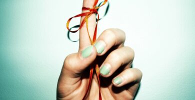 reminder ribbon tied to finger 125529676 5a0b12e289eacc0037a09e7c 5c634d4446e0fb0001106647