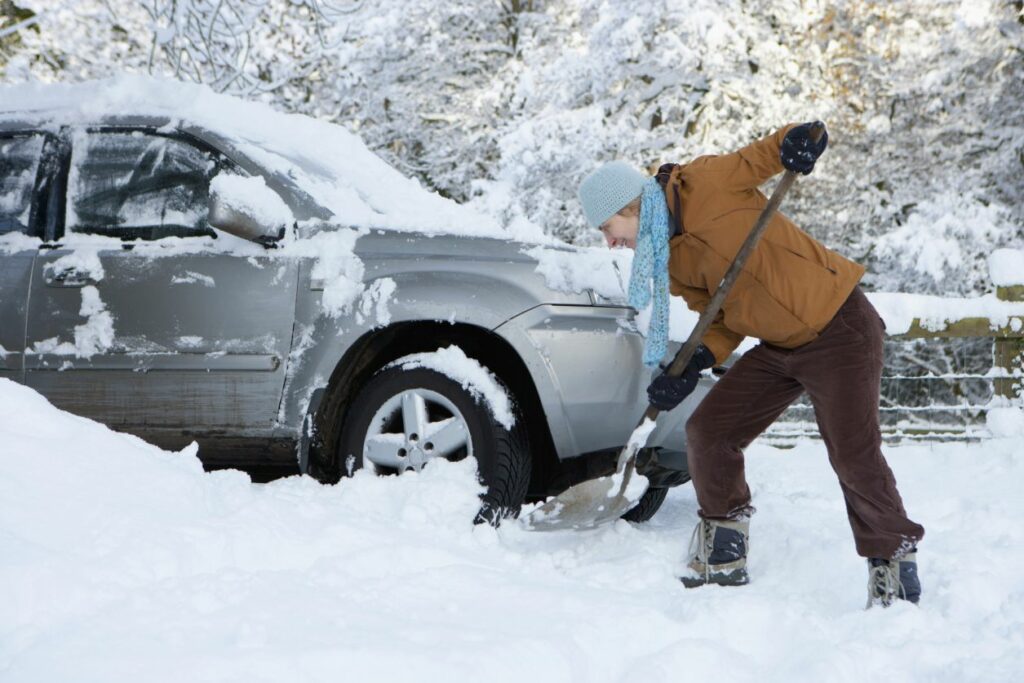 shoveling snow 56a535993df78cf77286f104