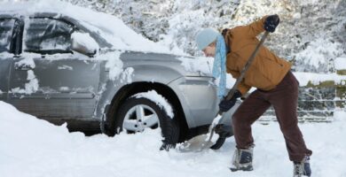 shoveling snow 56a535993df78cf77286f104