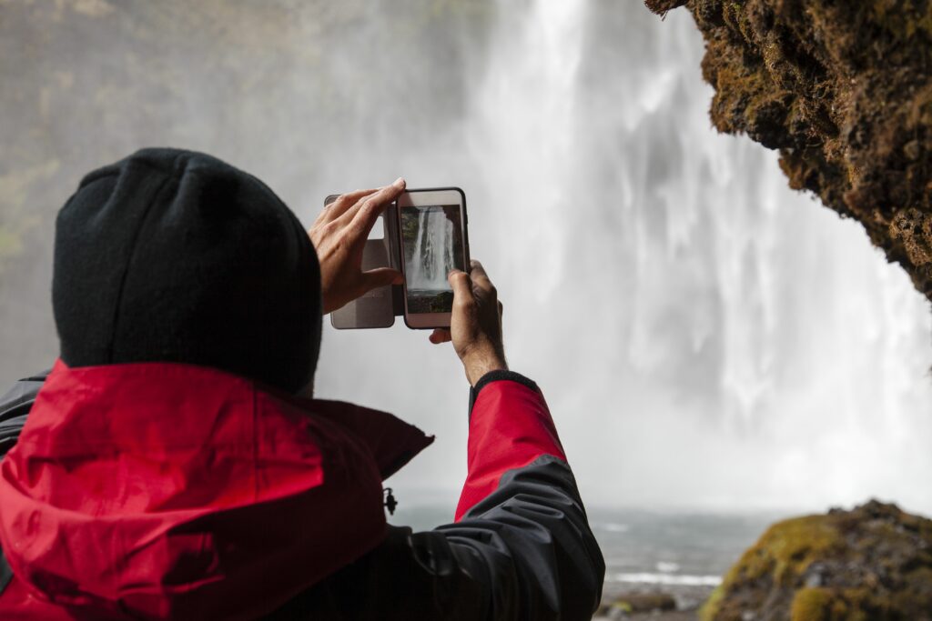 tourist filming skogafoss with smartphone 816981334 5b9d78b8c9e77c00508c614b