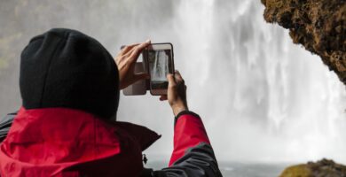 tourist filming skogafoss with smartphone 816981334 5b9d78b8c9e77c00508c614b