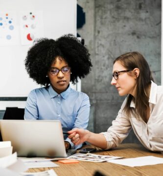 two young women having a discussion in a business 607477463 5a32f91aec2f640037522ed6