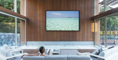 Úvod do technologie CableCARD 50 woman watching large flat screen tv in modern living room 177244225 5afd0ac16bf069003640e50e