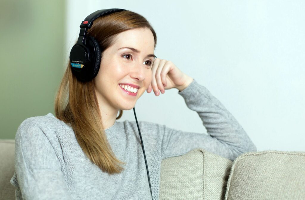 woman listening headphones 597a2215054ad9001041187e