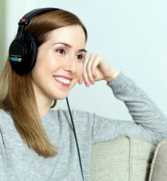woman listening headphones 597a2215054ad9001041187e