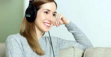 woman listening headphones 597a2215054ad9001041187e