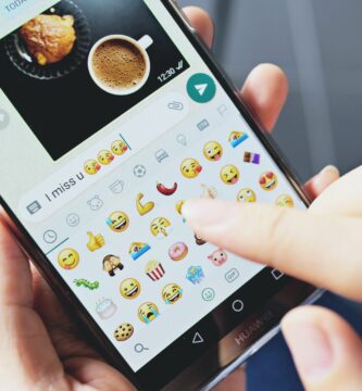 women using smartphone typing i miss you on the screen t20 oo4Qy8 4a2e269b8ba14c5b8a69c7ce9ec09599