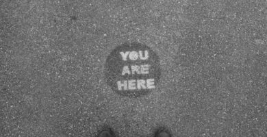 you are here marker on street road 562395365 5a52da504e46ba003626743d