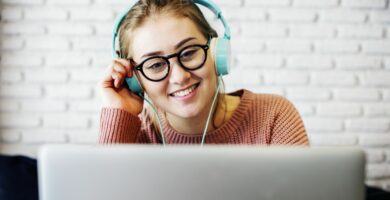 Co přesně může softwarový program iTunes dělat? 23 young woman listening to music 948416228 5afc8ef50e23d90037f96893 c4a019d73b3147a7acd36a13841dda9f
