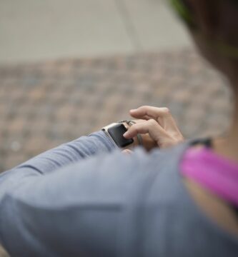 01 woman using smart watch while running 4689002 2eb9f970a3354ccf95e8e510af6576a4