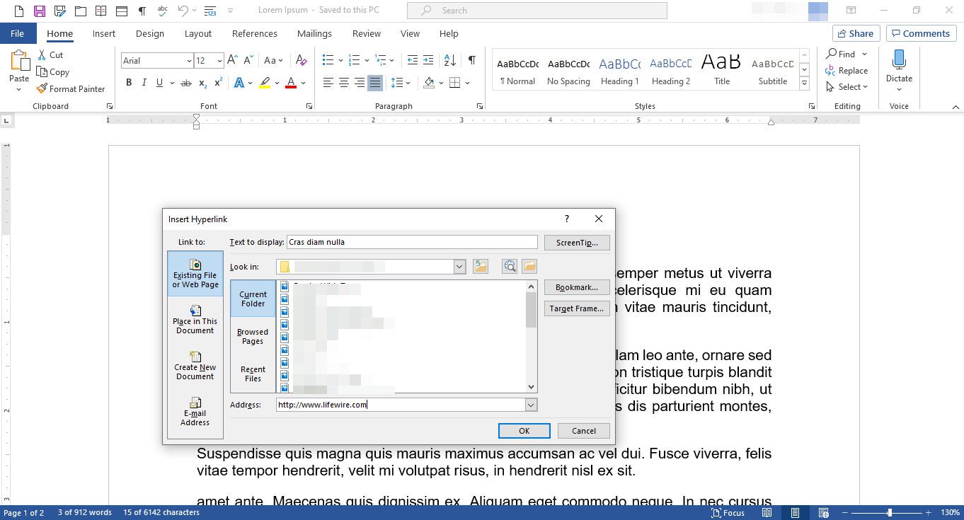 Dokument MS Word se zobrazeným dialogovým oknem Vložit hypertextový odkaz