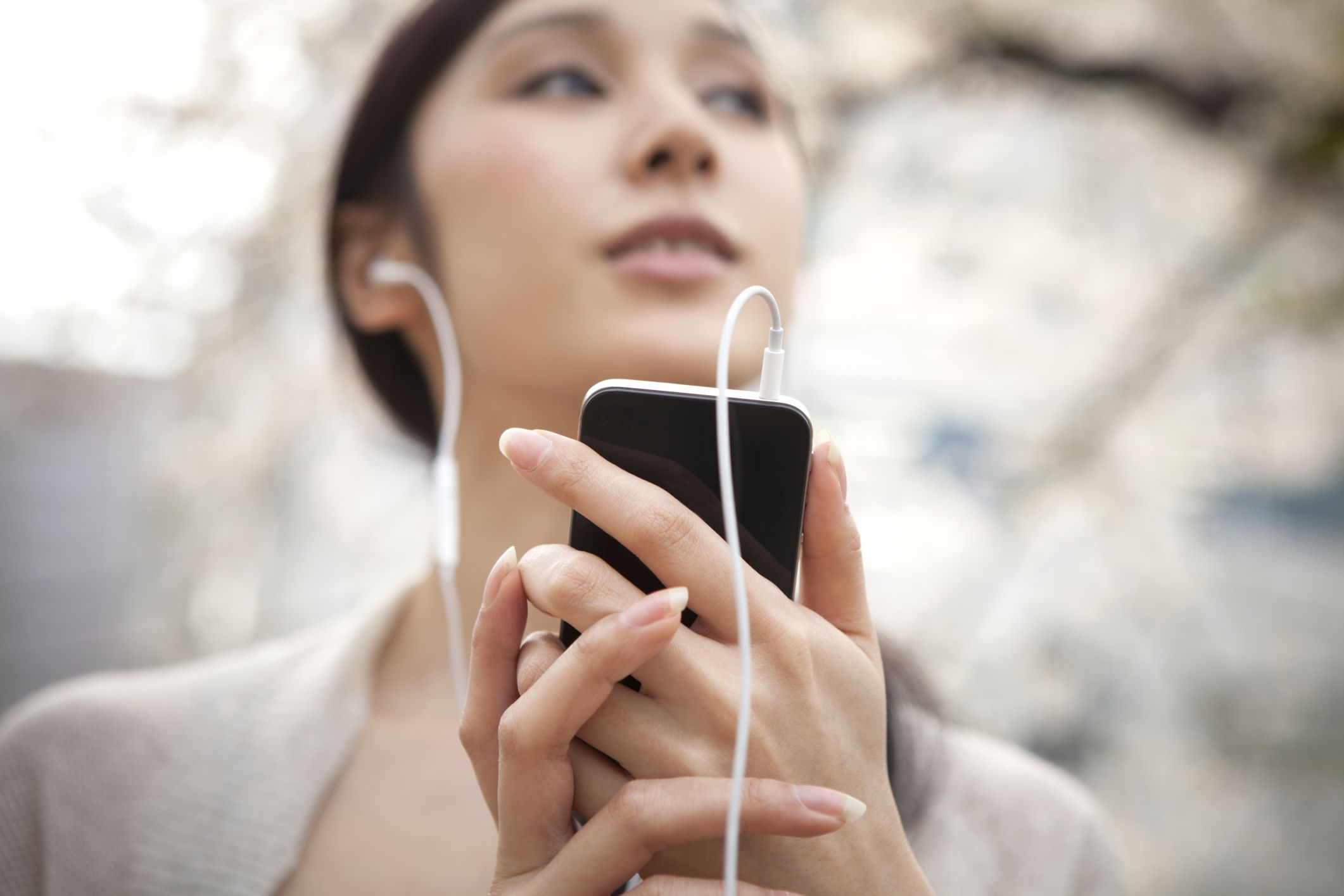 Žena poslouchající iPod se sluchátky