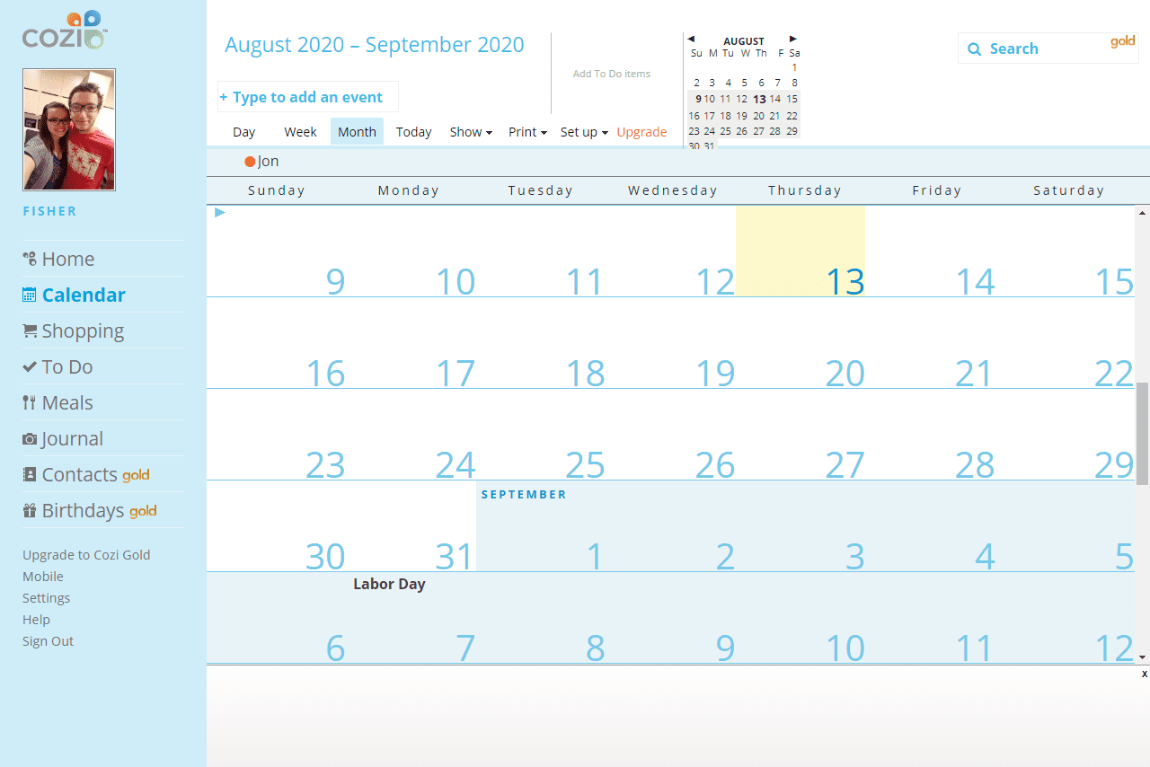 Útulný kalendář v měsíčním zobrazení