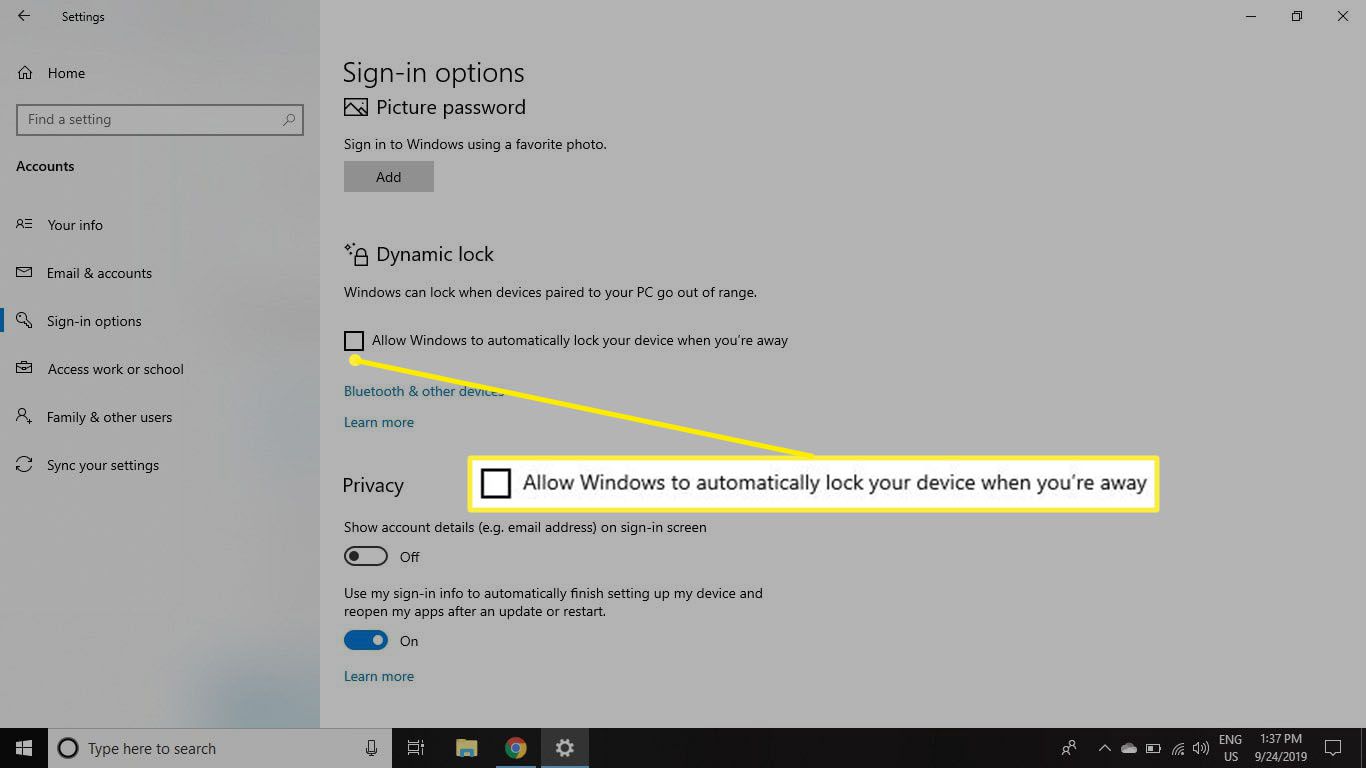 Zaškrtněte políčko Povolit systému Windows automaticky zamknout vaše zařízení, když jste pryč, pod Dynamic Lock