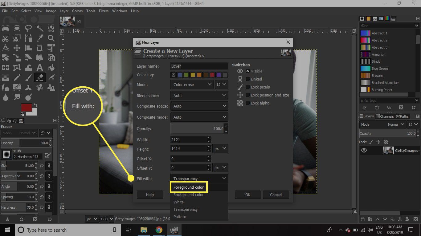 Snímek obrazovky okna Nová vrstva v GIMPu se zvýrazněnou nabídkou Vyplnit a barvou popředí