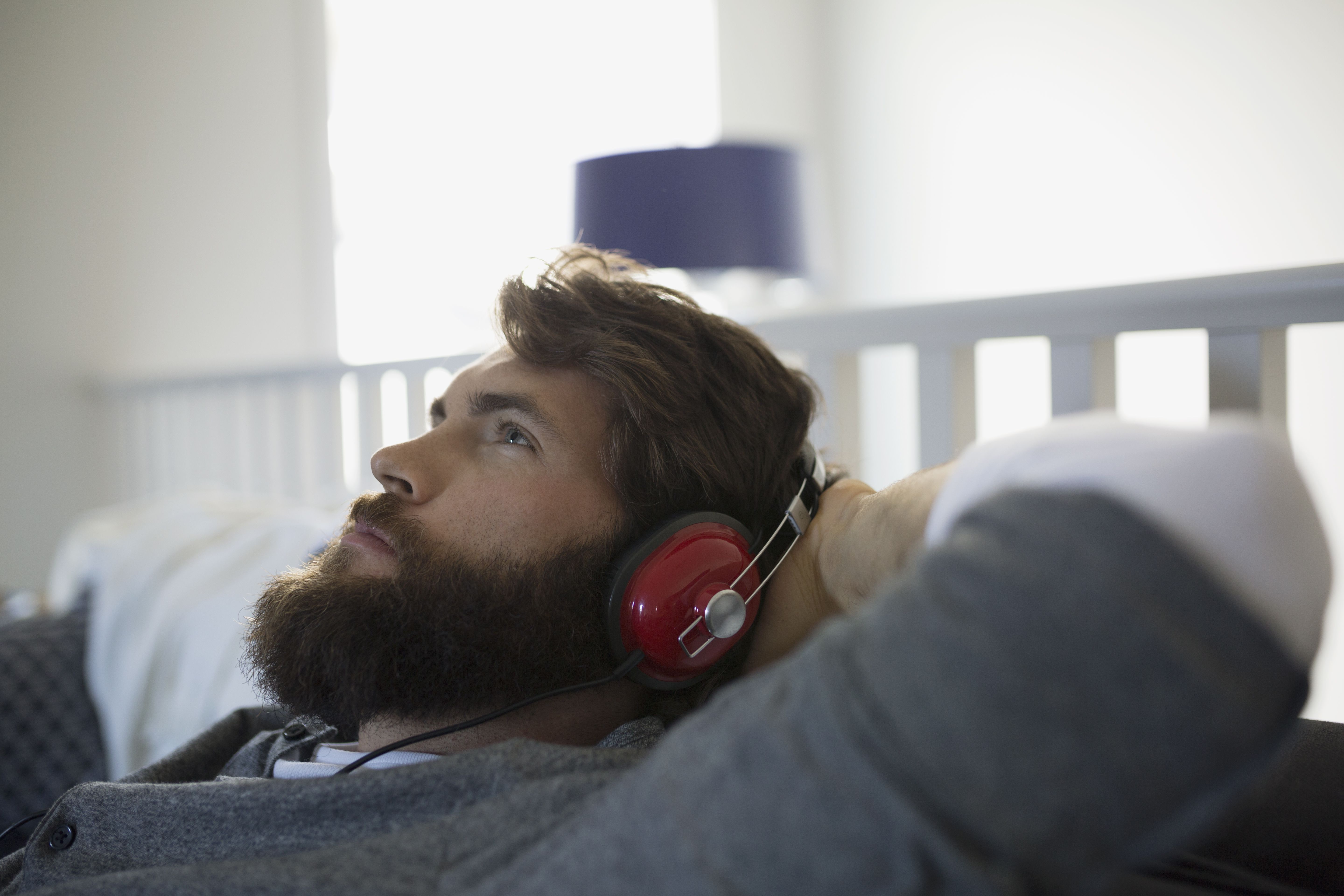 Muž se sluchátky relaxační poslech audioknih