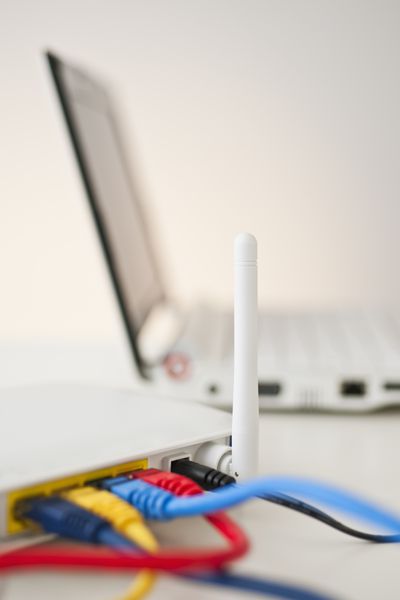 Směrovač s LAN kabely a WiFi anténou