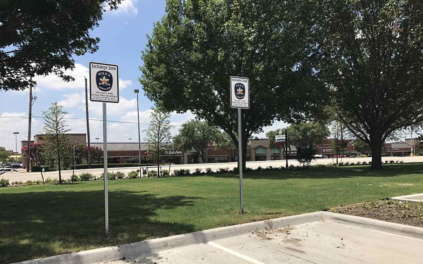 Obrázek dvou bezpečných výměnných parkovacích míst na policejní stanici.
