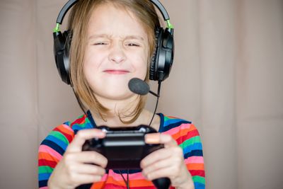 Dítě frustrované, že ovladač Xbox One nerozpozná náhlavní soupravu.