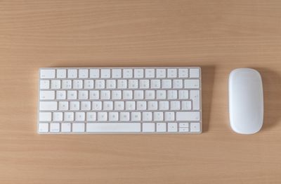 Pohled z vysokého úhlu na klávesnici a počítačovou myš na stole