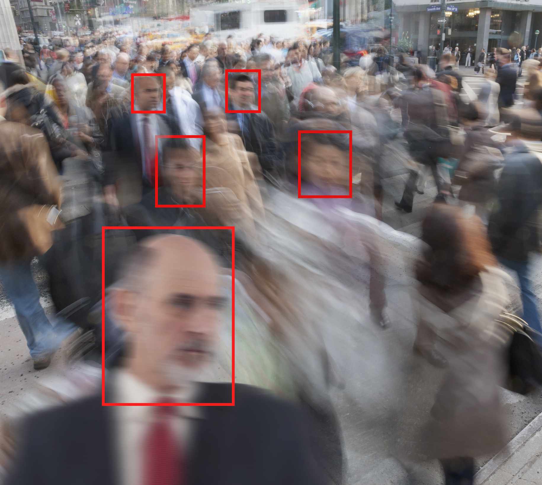 Rozpoznání obličeje používané u chodců na New York Street.