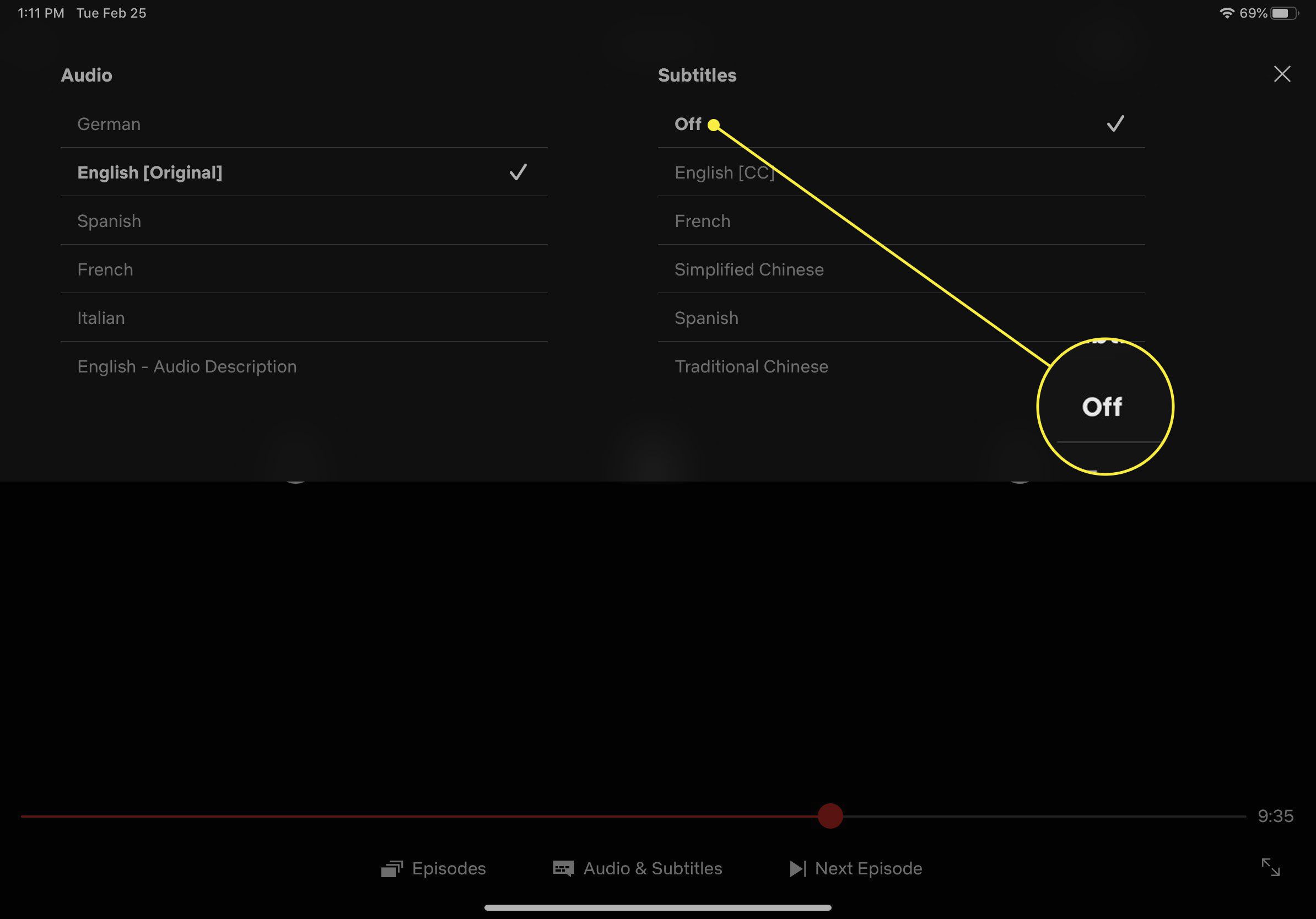 Snímek obrazovky nastavení zvuku a titulků na Netflixu pro iOS se zvýrazněnou možností Vypnuto