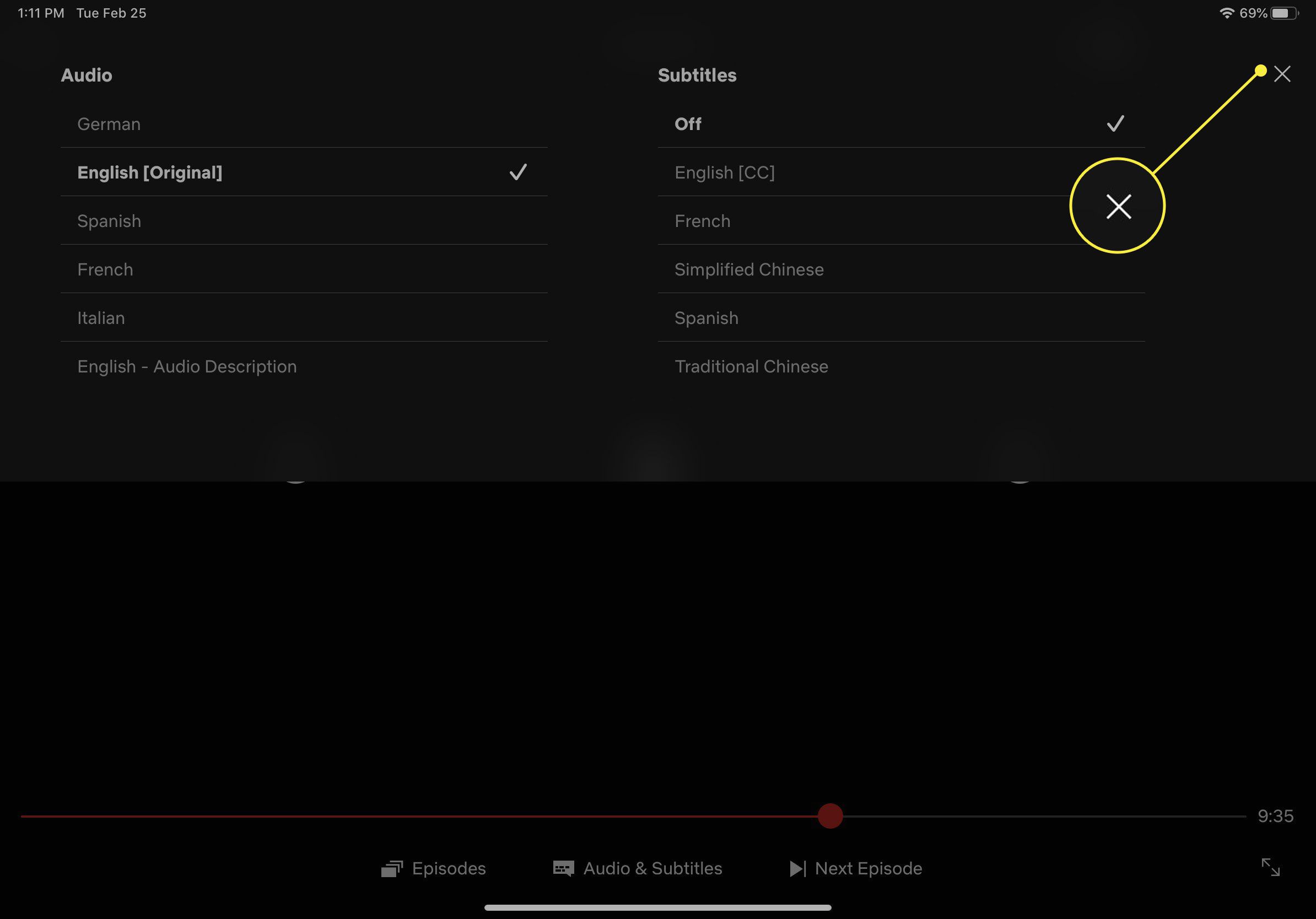 Snímek obrazovky nastavení zvuku a titulků pro Netflix v systému iOS se zvýrazněným tlačítkem X