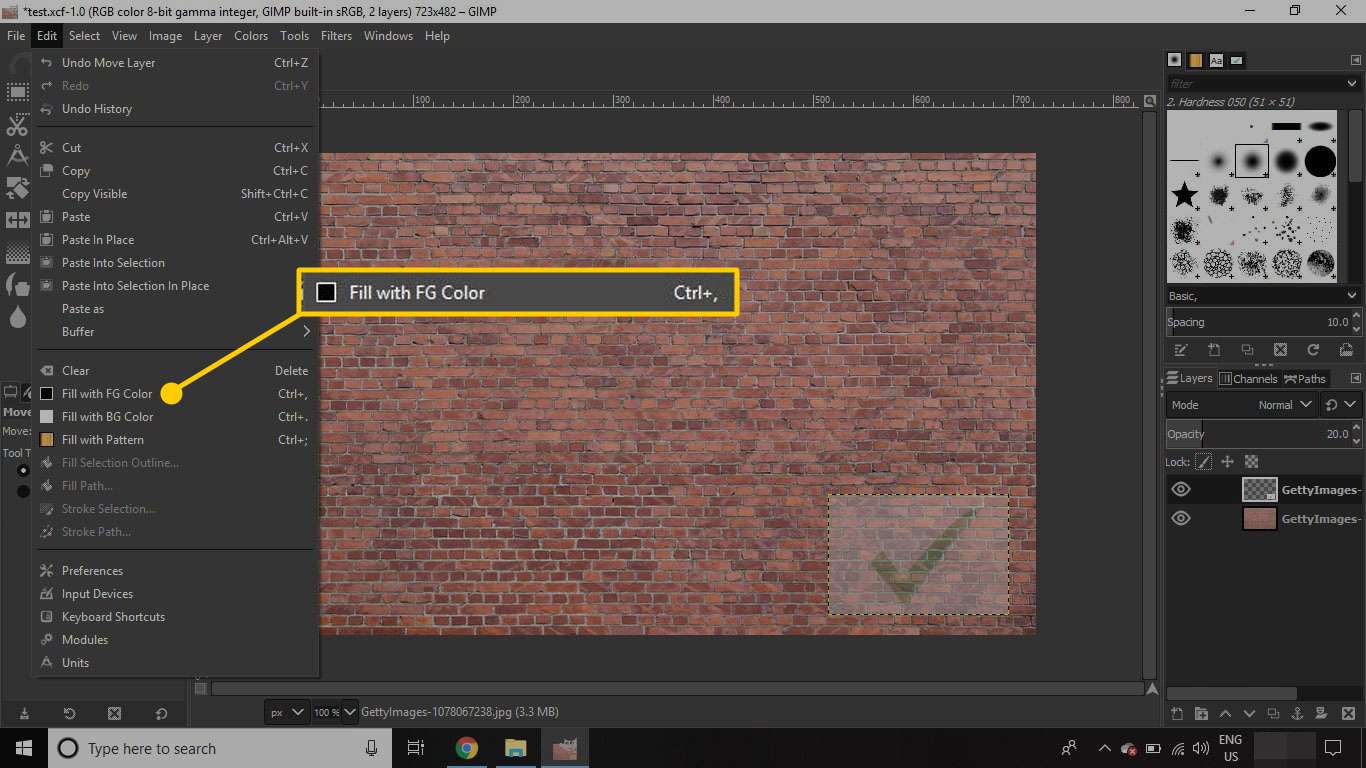 Obrázek otevřený v GIMPu se zvýrazněným příkazem "Vyplnit barvou popředí" v nabídce Úpravy