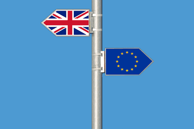 Vlajka Velké Británie a vlajka Evropy na stožáru