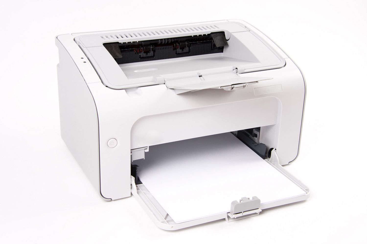 Fotografie bílé laserové tiskárny s bílým kopírovacím papírem uvnitř.