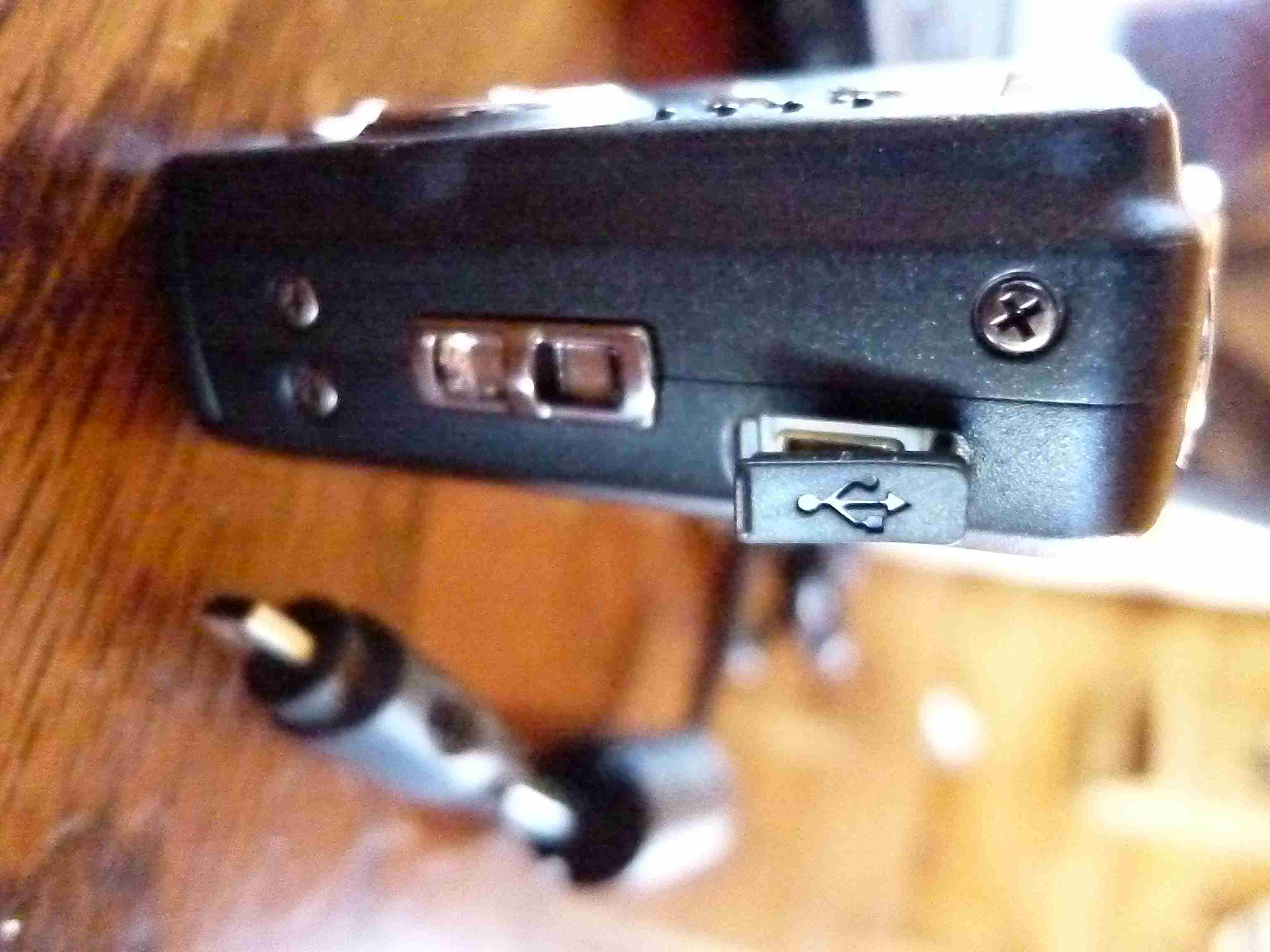USB slot na fotoaparátu