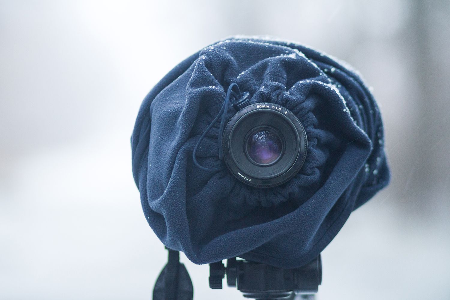 DSLR kamera chráněna fleecovou kuklou