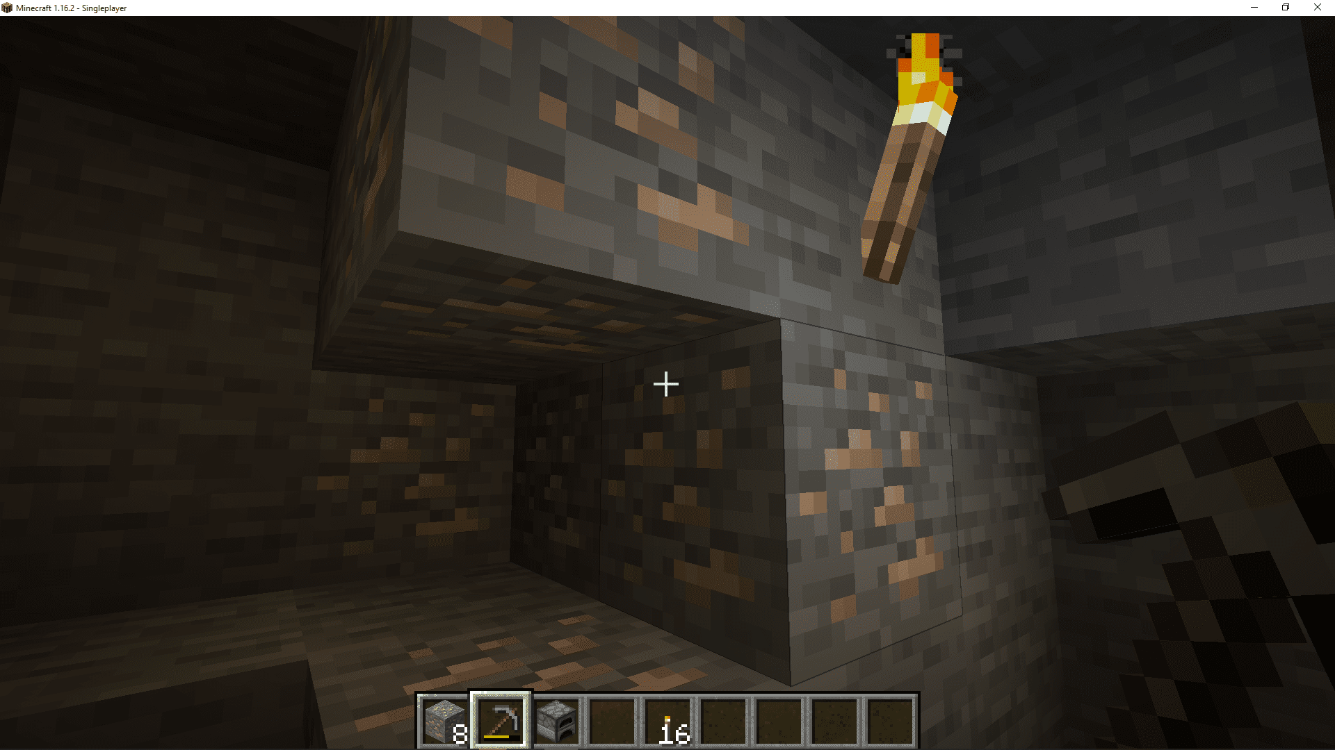 Snímek obrazovky s těžbou železné rudy v Minecraftu.
