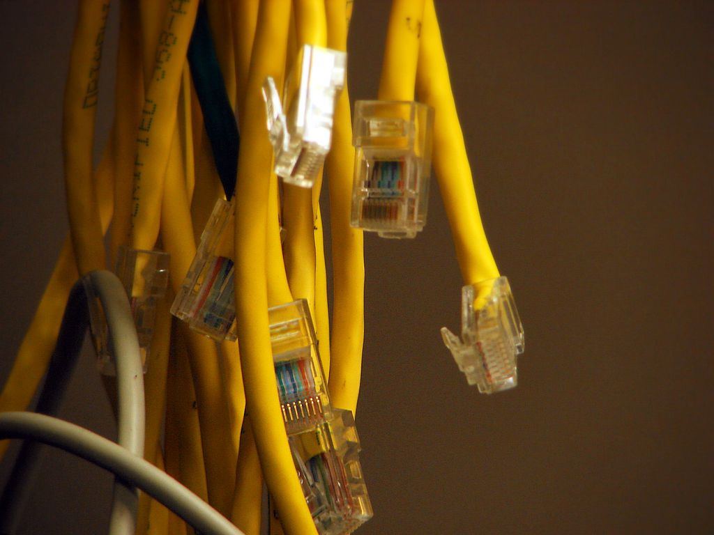 shora visí žluté síťové kabely