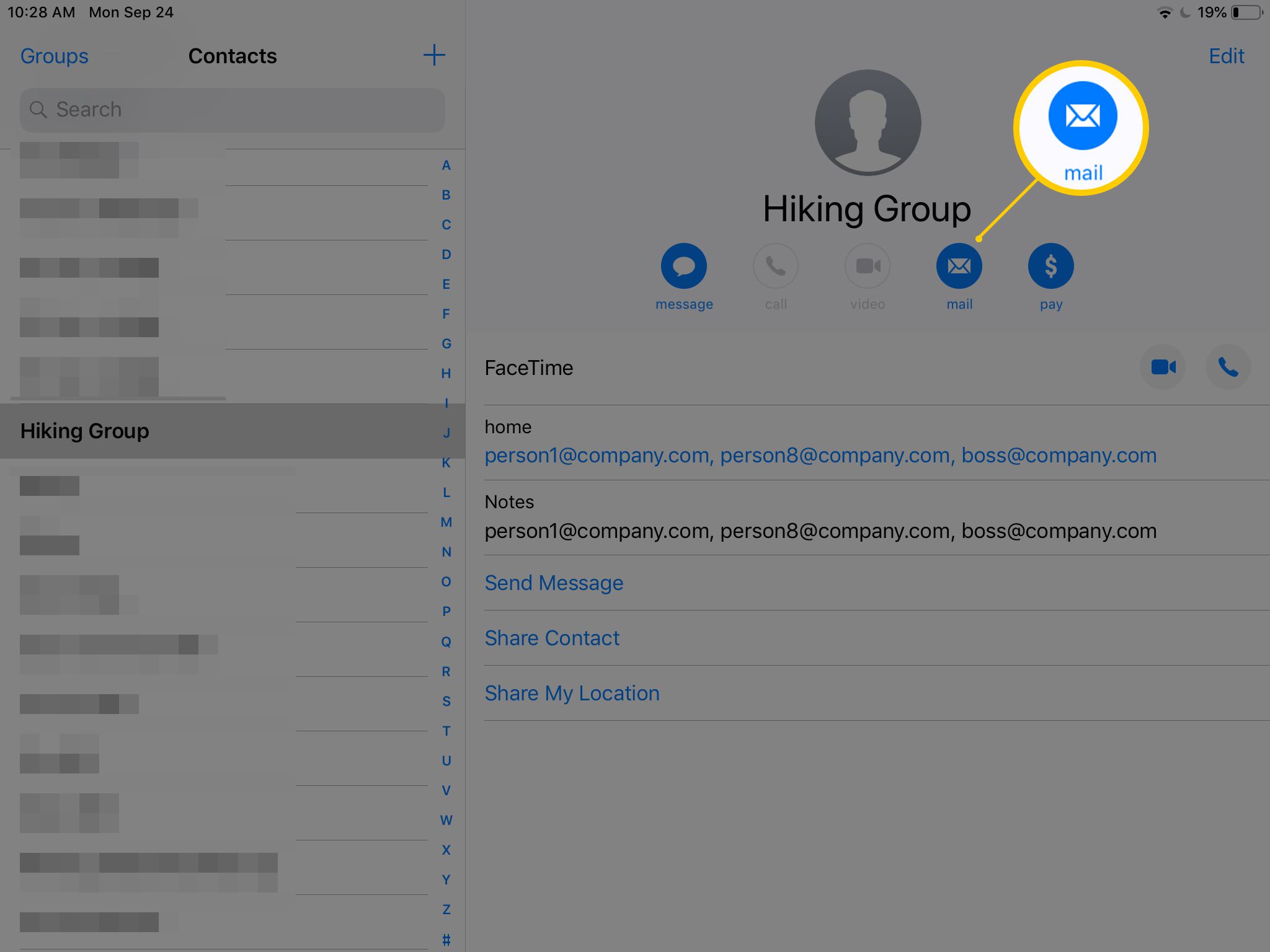 Obrazovka kontaktů iOS zobrazující tlačítko Pošta k odeslání nového e -mailu ze skupiny kontaktů