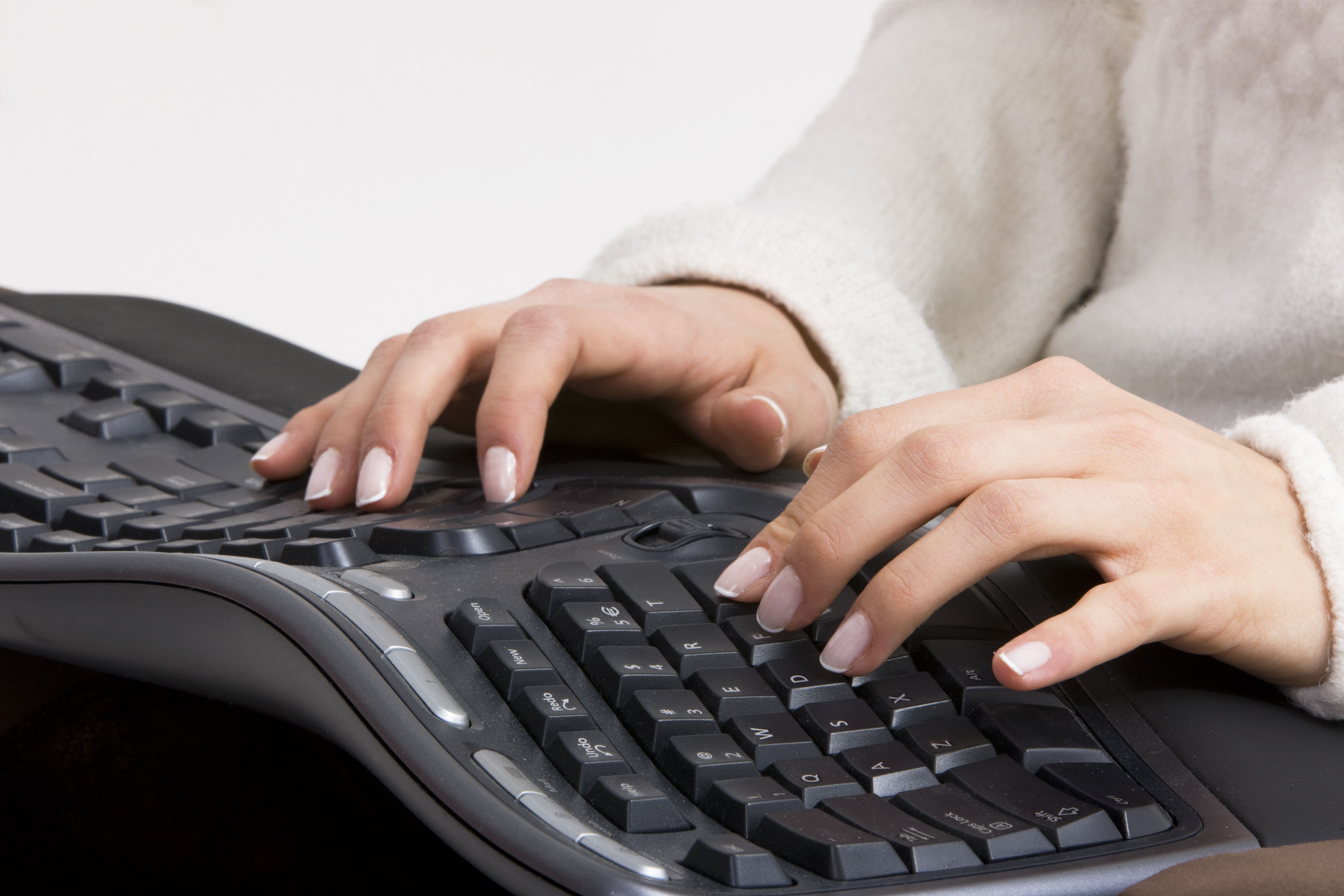 psaní rukou na ergonomické klávesnici
