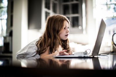 Dívka pomocí přenosného počítače
