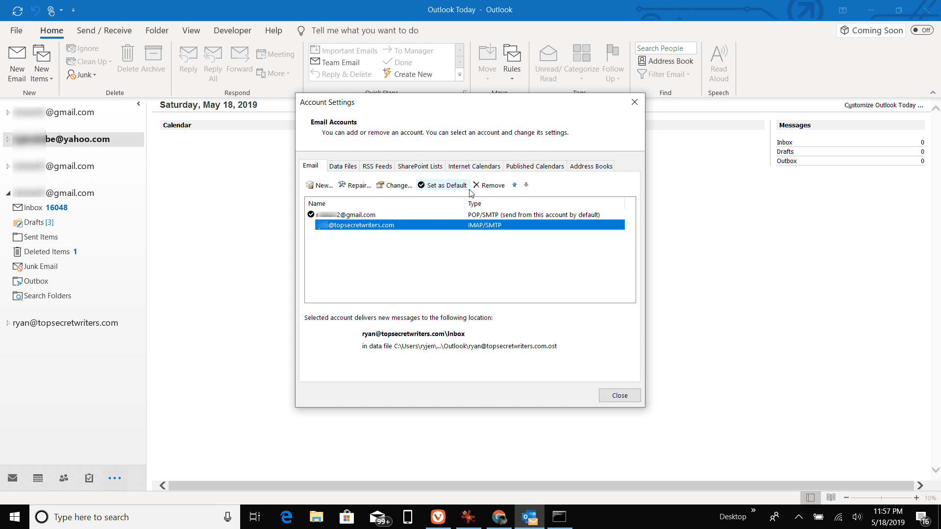 Snímek obrazovky s nastavením výchozího účtu pro odesílání v aplikaci Outlook