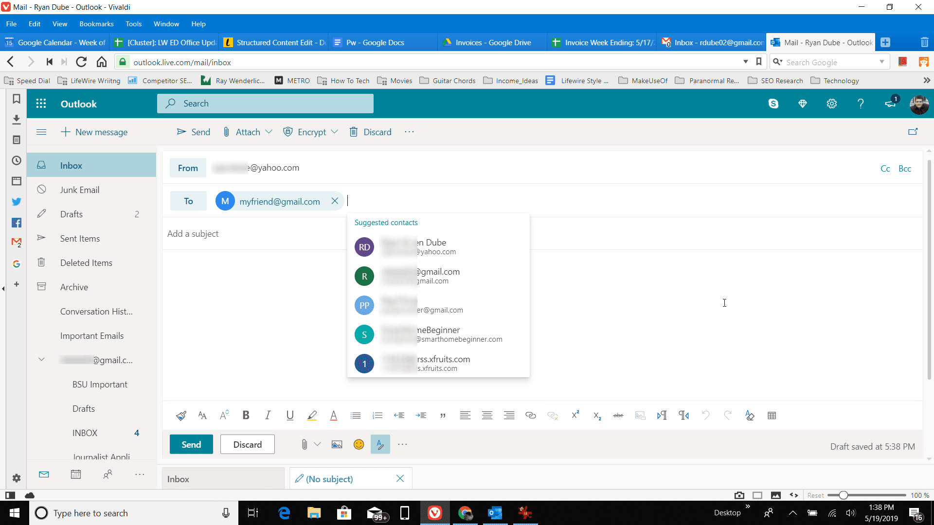 Snímek obrazovky s přidáním příjemců čárkami v aplikaci Outlook.com