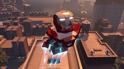 Iron Man se vznáší nad městem v Lego Marvel Avengers na PS4.